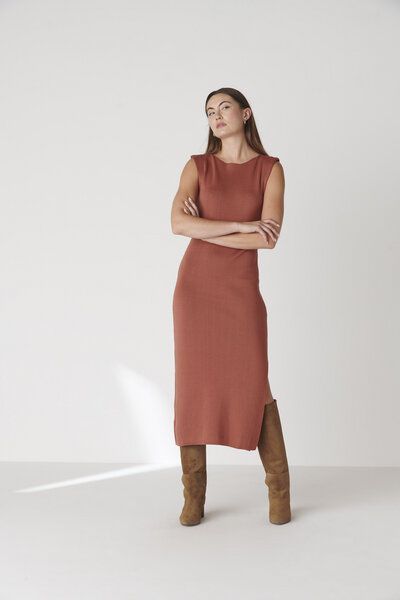 Floria Collective Strickkleid Ana in Kupferbraun – Ärmelloses Midikleid aus Bio-Baumwolle – Mit Stehschulter und Schlitz Floria Collective Strickkleid Ana in Kupferbraun – Ärmelloses Midikleid aus Bio-Baumwolle – Mit Stehschulter und Schlitz von Floria Collective