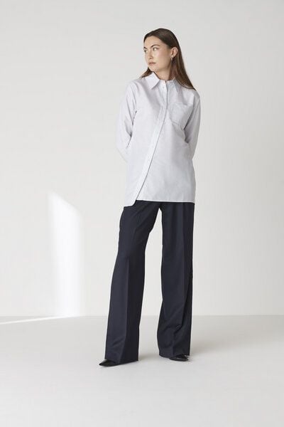 Floria Collective x Yumeko Asymmetrische Bluse in Weiß mit blauen Streifen – Mit Brusttasche – Tailliert und extra lang von Floria Collective