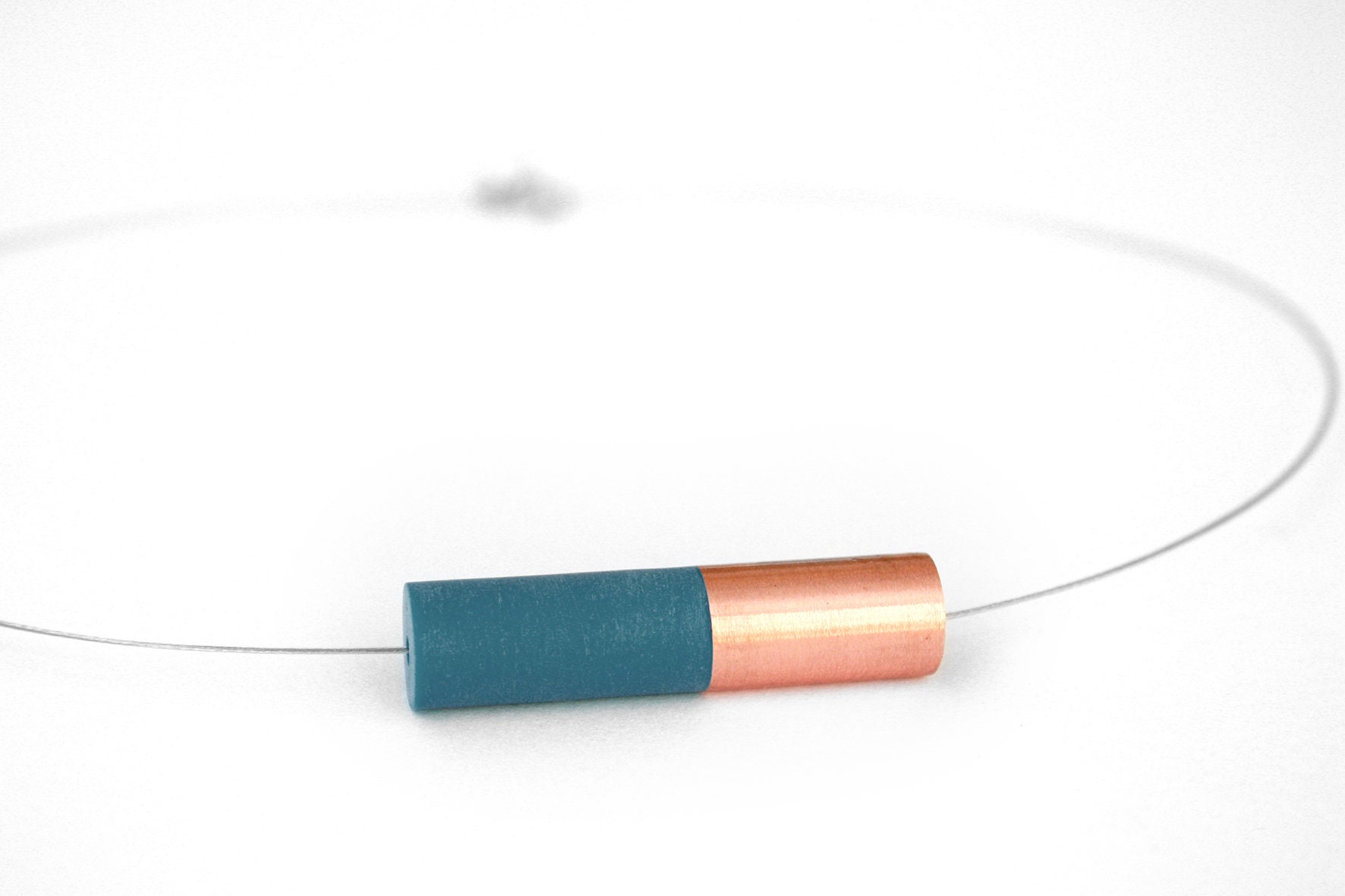 Schlauchkette Mit Einem Bimaterial Kupfer Und Resin Röhrchen Anhänger An Einer Dünnen Nylonkette, Erhältlich in 18 Farben, Für Einen Schlauchkette Mit Einem Bimaterial Kupfer Und Resin Röhrchen Anhänger An Einer Dünnen Nylonkette, Erhältlich in 18 Farben, Für Einen von FlorianeLeblong