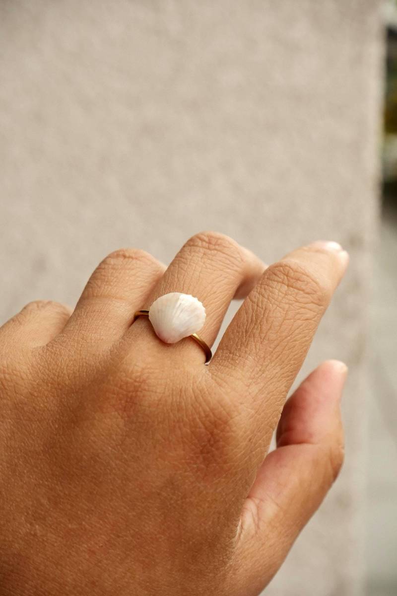 Adjustable Real Seashell Ring | Gold Stainless Steel Resin Wrapped Shell Jewelry Unique Coastal Beach Florifycreations von FlorifyCreations