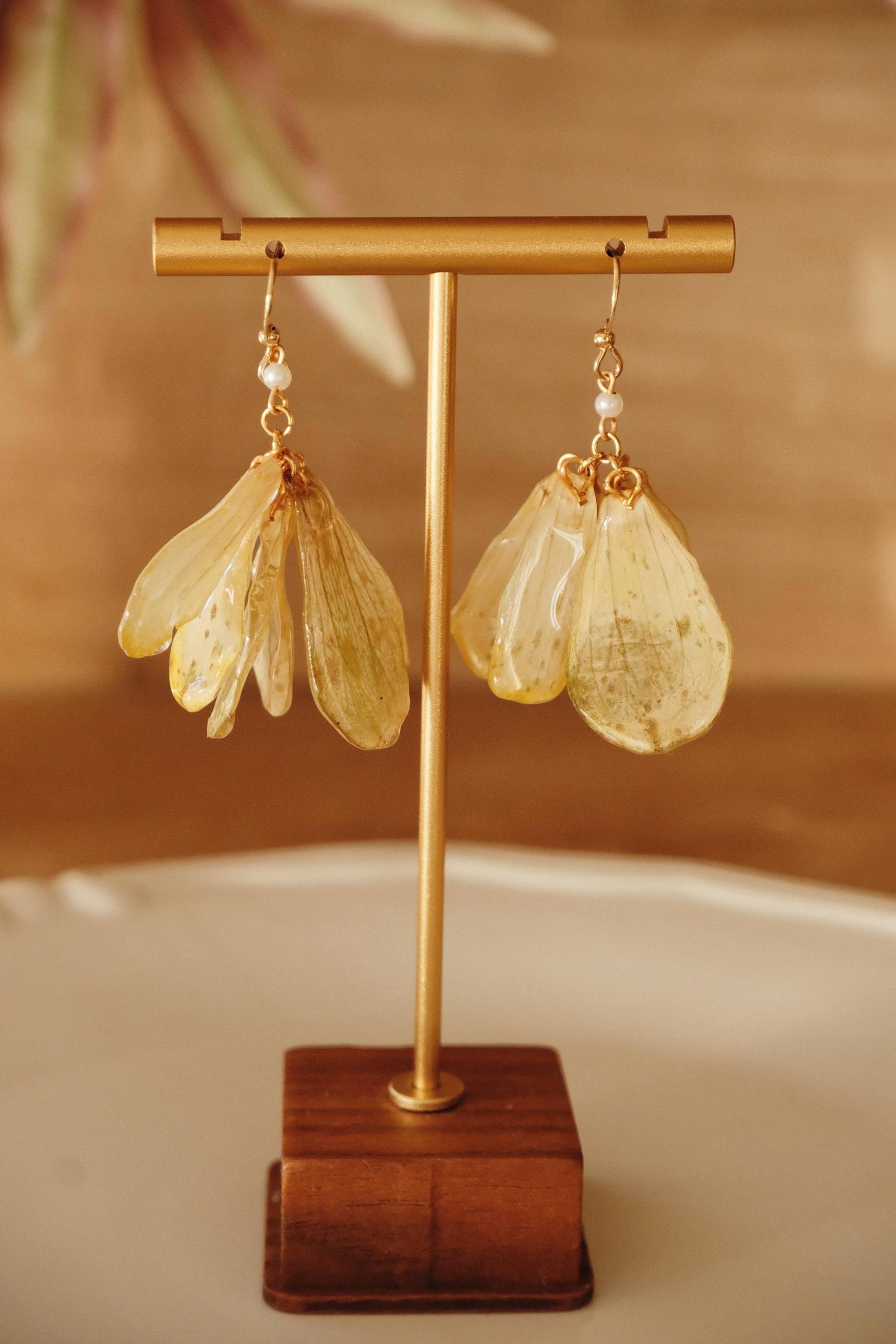 Cineraria Petal Earrings - Real Dried Flower Resin | Yellow Botanical Handmade Floral Jewelry Florifycreations von FlorifyCreations