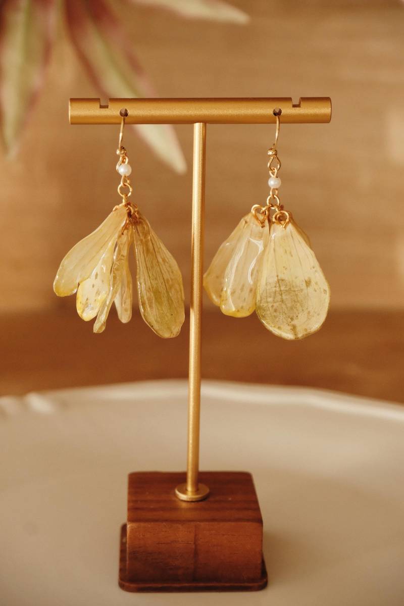 Cineraria Petal Earrings - Real Dried Flower Resin | Yellow Botanical Handmade Floral Jewelry Florifycreations von FlorifyCreations