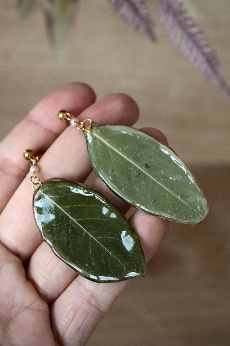 Green Leaf Earrings - Botanical Resin Jewelry, Nature Inspired Dangle Earrings, Handmade Gift For Her, Unique Plant von FlorifyCreations
