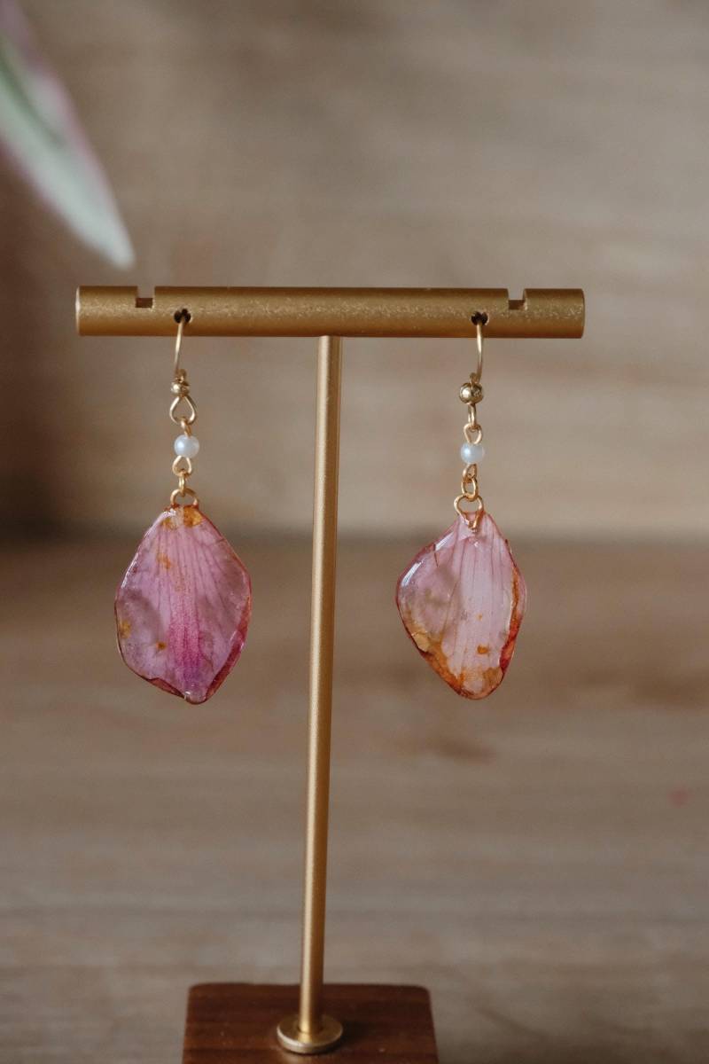 Mini Camellia Petal Earrings - Real Flower With Freshwater Pearl Resin Dangle Delicate Pink Botanical Jewelry Gift F von FlorifyCreations