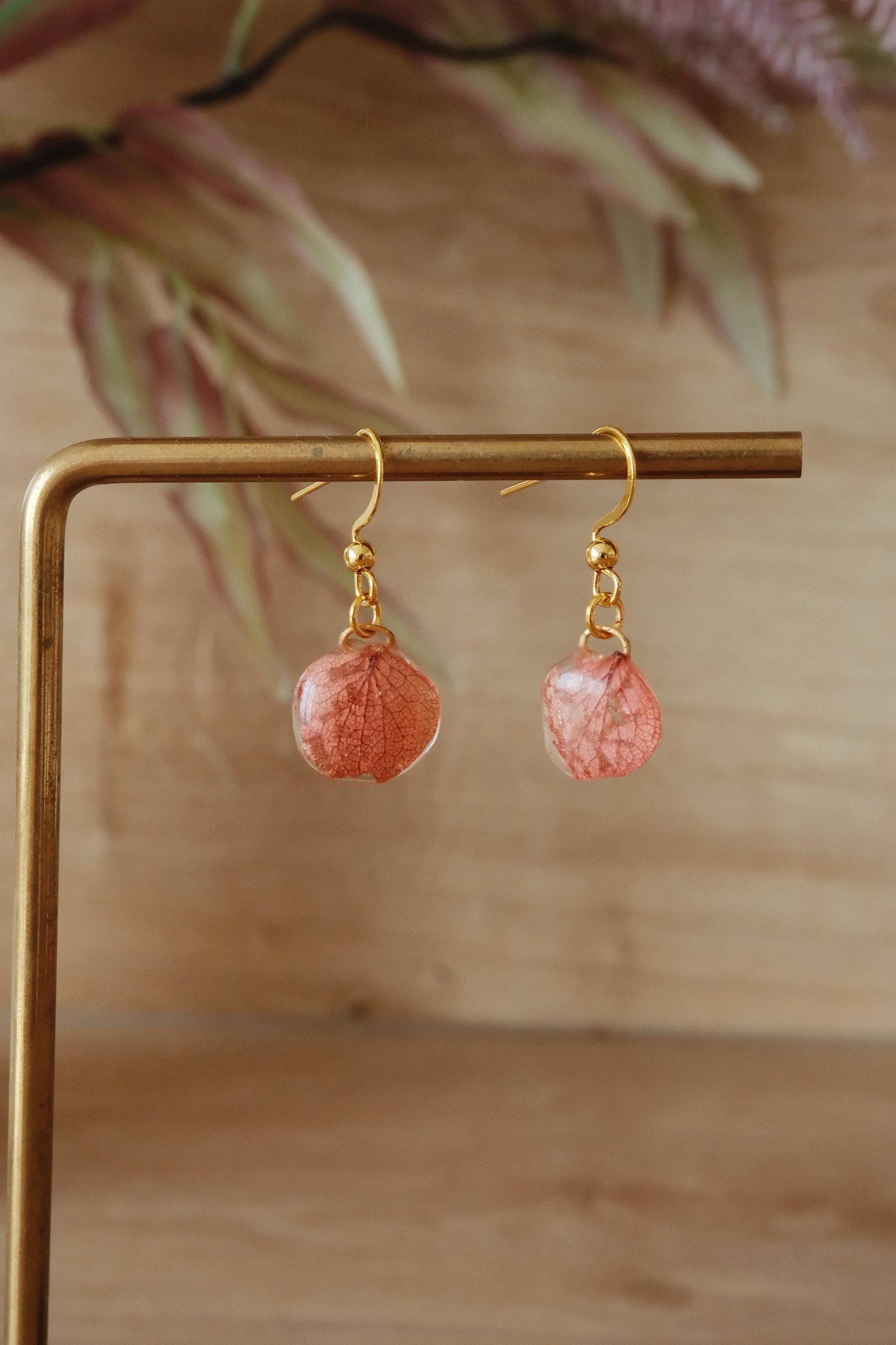 Mini Hydrangea Petal Earrings - Real Flower Resin Jewelry, Dainty Botanical Earrings, Handmade Gift For Her Florifycreations Mini Hydrangea Petal Earrings - Real Flower Resin Jewelry, Dainty Botanical Earrings, Handmade Gift For Her Florifycreations von FlorifyCreations
