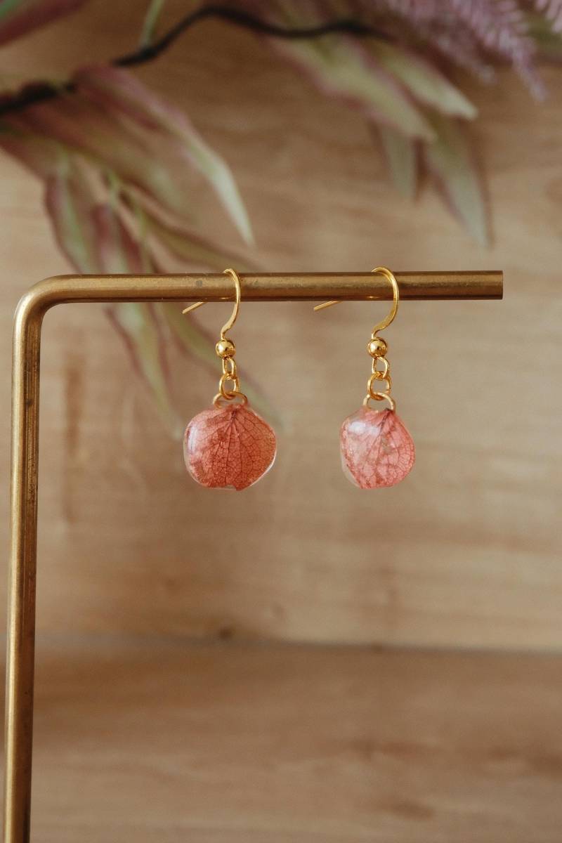 Mini Hydrangea Petal Earrings - Real Flower Resin Jewelry, Dainty Botanical Earrings, Handmade Gift For Her Florifycreations Mini Hydrangea Petal Earrings - Real Flower Resin Jewelry, Dainty Botanical Earrings, Handmade Gift For Her Florifycreations von FlorifyCreations