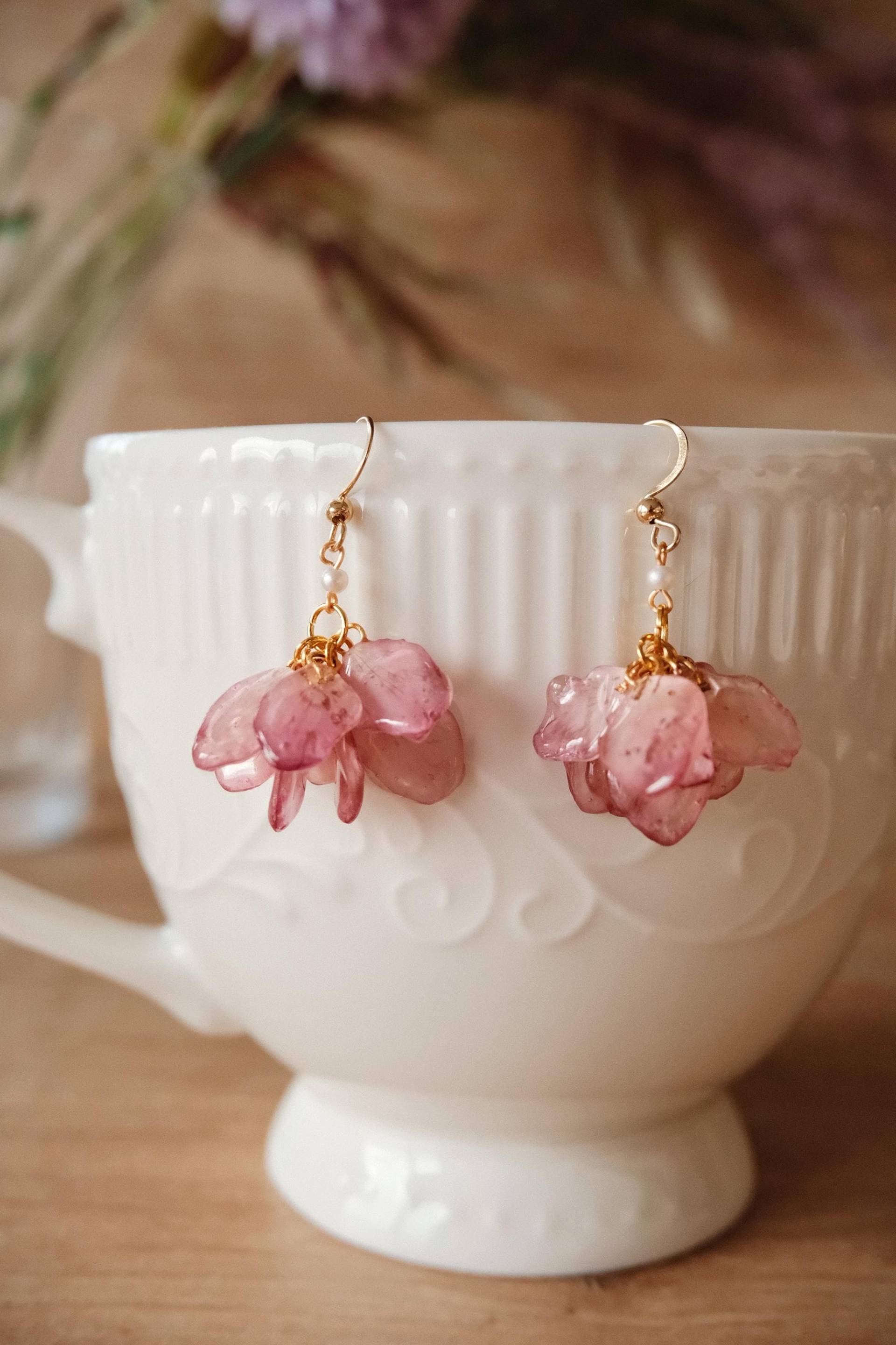 Pink Peach Blossom Resin Earrings With Pearl Detail | Real Petal Look Florifycreations Handmade Gift von FlorifyCreations