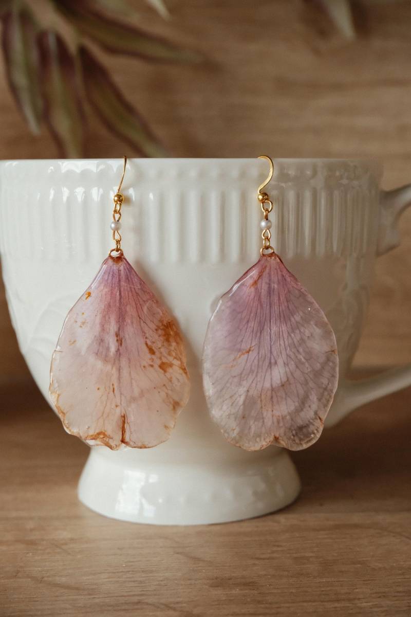 Purple Iris Petal Earrings - Real Flower Resin Jewelry, Botanical Statement Earrings, Asymmetrical Nature Gift For Her Florifycreations von FlorifyCreations