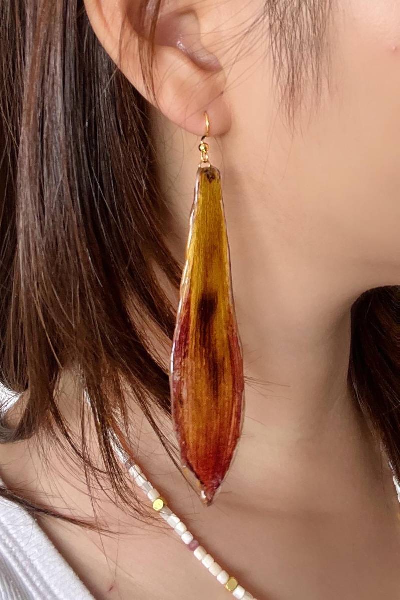 Real Daylily Petal Earrings - Preserved Lily Flower Resin Jewelry Nature-Inspired Long Drop One Of A Kind Botanical Gift Real Daylily Petal Earrings - Preserved Lily Flower Resin Jewelry Nature-Inspired Long Drop One Of A Kind Botanical Gift von FlorifyCreations