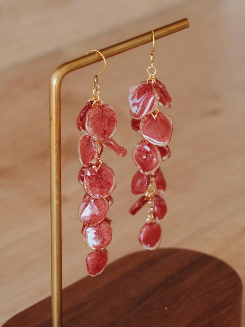 Real Hydrangea Petal Dangle Earrings - Botanical Resin Jewelry Nature Statement Handmade Floral Florifycreations von FlorifyCreations