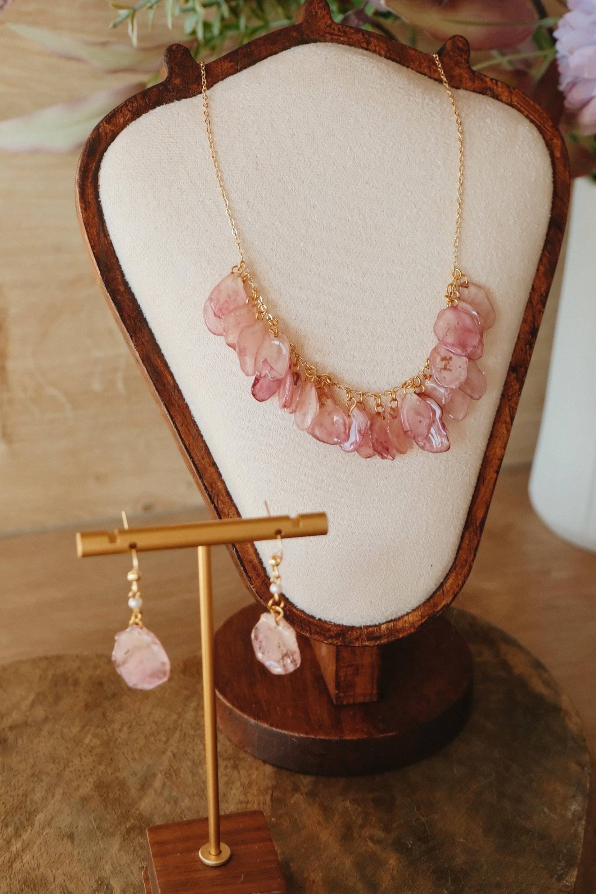 Real Peach Blossom Petal Earrings & Necklace Set Preserved Flower Jewelry Spring Pink von FlorifyCreations