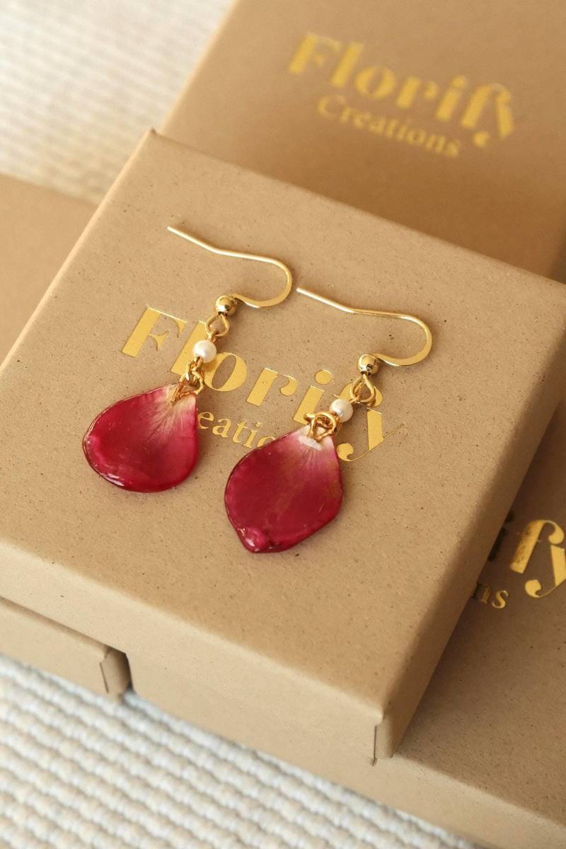 Real Rose Petal Earrings - Small Red Jewelry Dried Flower Resin Floral Drop Romantic Gift For Her von FlorifyCreations