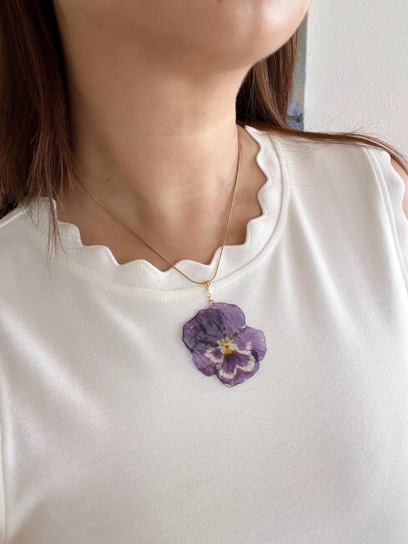 Real Viola Pendant Necklace - Pressed Purple Pansy Flower in Resin, Stainless Steel Chain 44cm, Nature Jewelry, Unique Floral Gift Real Viola Pendant Necklace - Pressed Purple Pansy Flower in Resin, Stainless Steel Chain 44cm, Nature Jewelry, Unique Floral Gift von FlorifyCreations