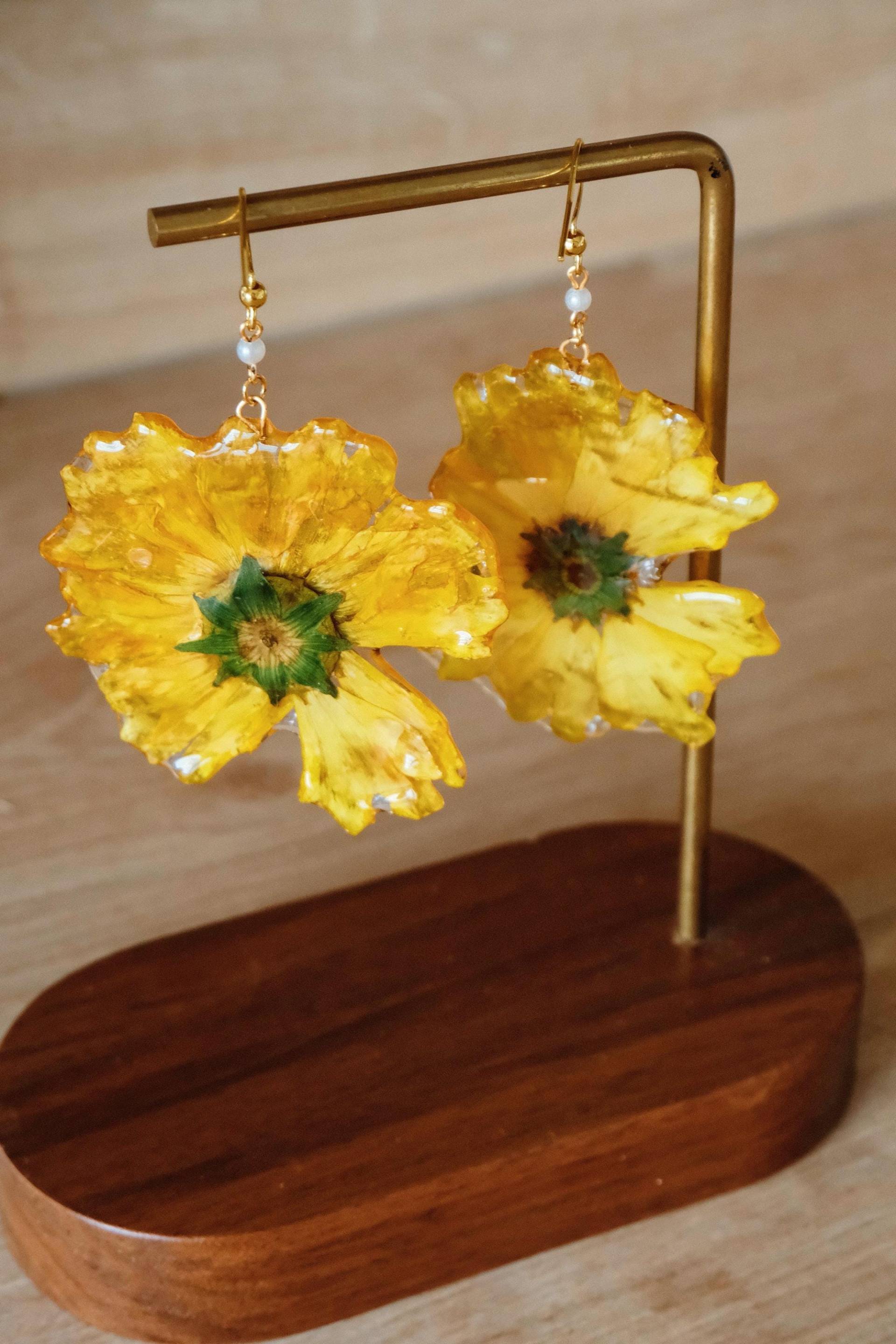 Yellow Daisy Earrings, Real Flower Resin Handmade Botanical Jewelry, Nature Inspired Floral Dangle Florifycreations Yellow Daisy Earrings, Real Flower Resin Handmade Botanical Jewelry, Nature Inspired Floral Dangle Florifycreations von FlorifyCreations