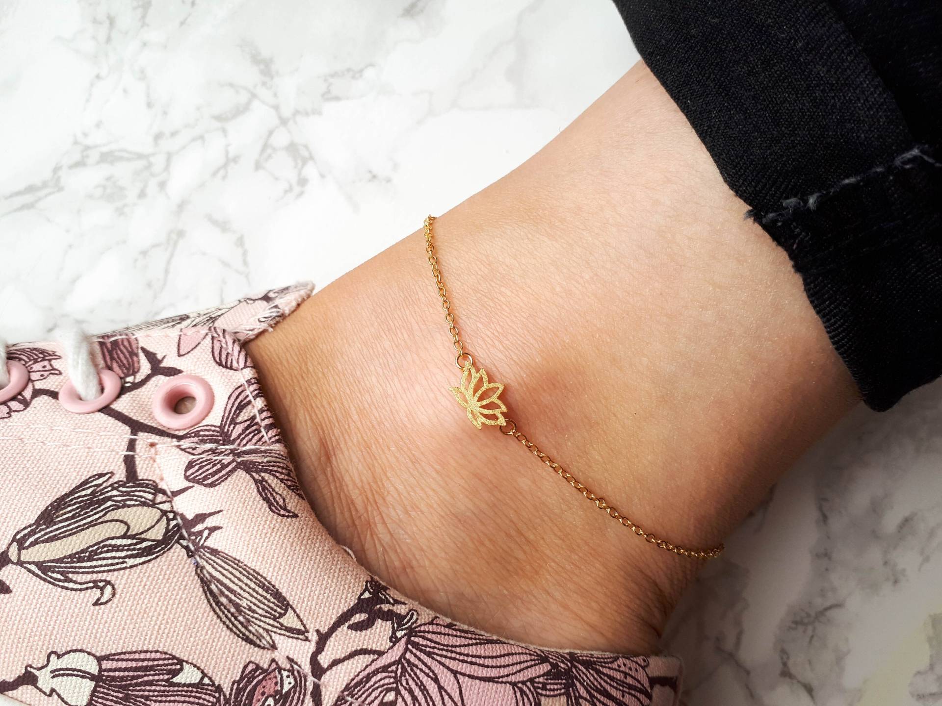 Lotus Blume Fußkettchen, Zierliche Gold Charme Zarte Einfache Kette Frauen Yoga Schmuck Lotus Blume Fußkettchen, Zierliche Gold Charme Zarte Einfache Kette Frauen Yoga Schmuck von FlorineJewelry