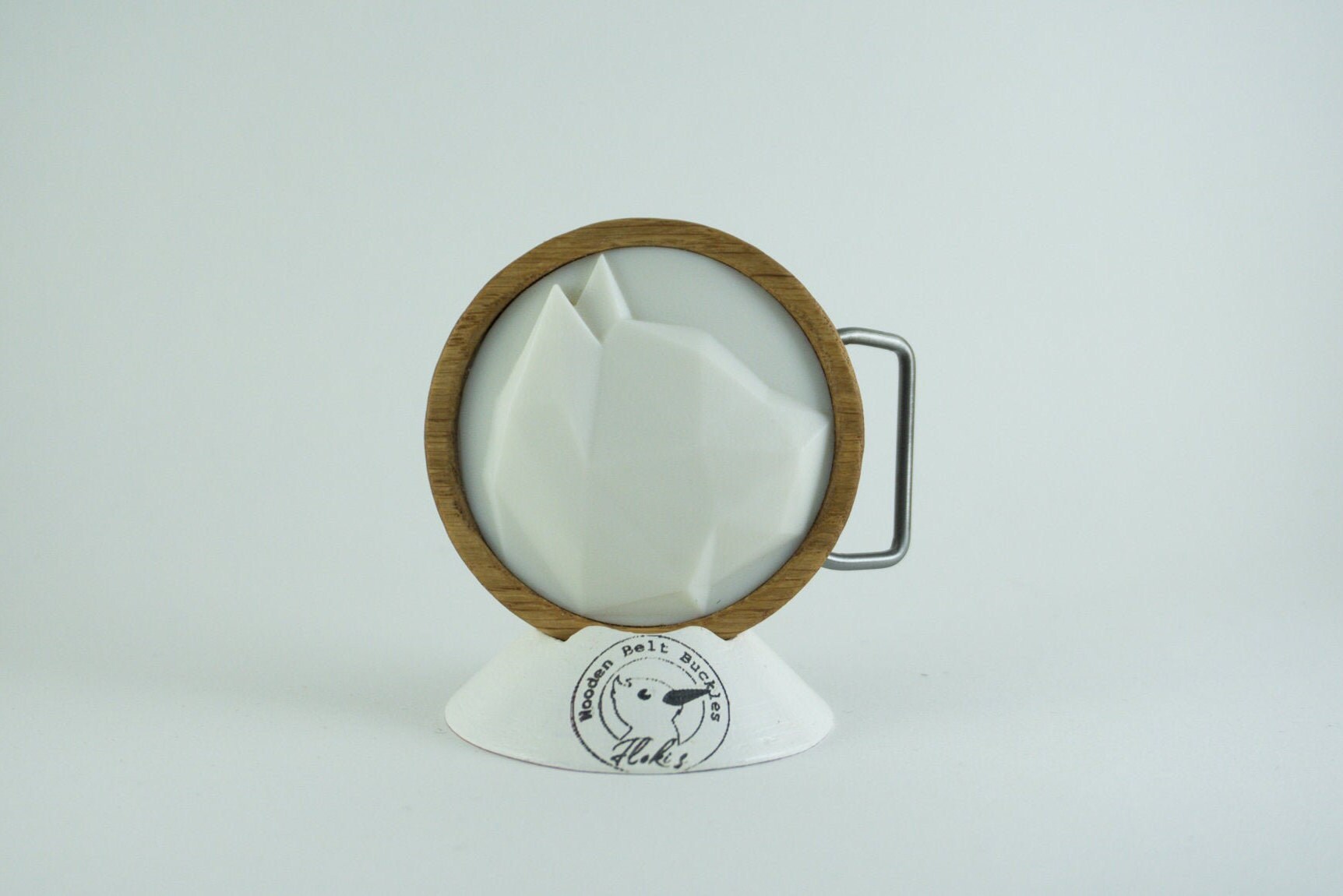 Low Poly Katze "Gürtelschnalle Handgemacht" Aus Porzellan Mit Eichenholz Eingefasst von Florysarte