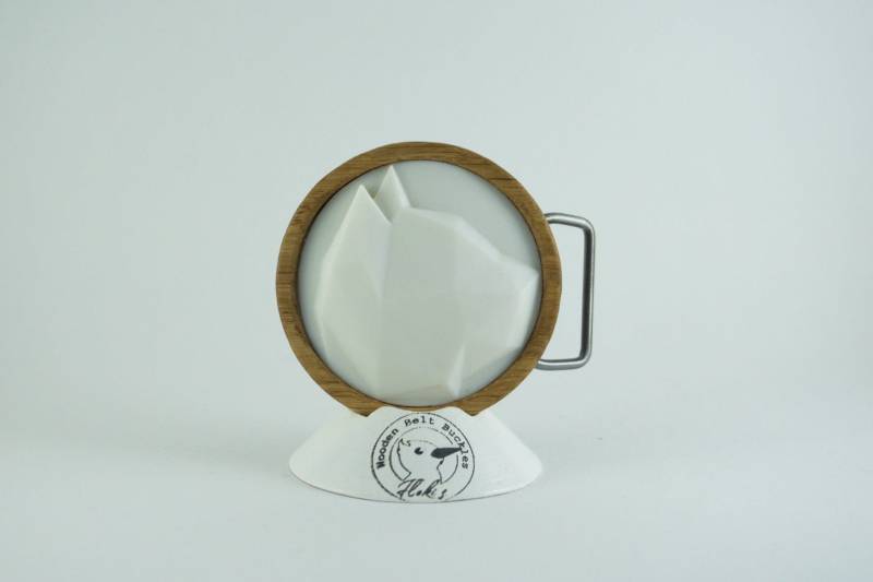 Low Poly Katze "Gürtelschnalle Handgemacht" Aus Porzellan Mit Eichenholz Eingefasst von Florysarte