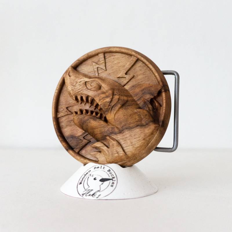 Nussholz Gürtelschnalle "Hai" Einzelstück von Florysarte