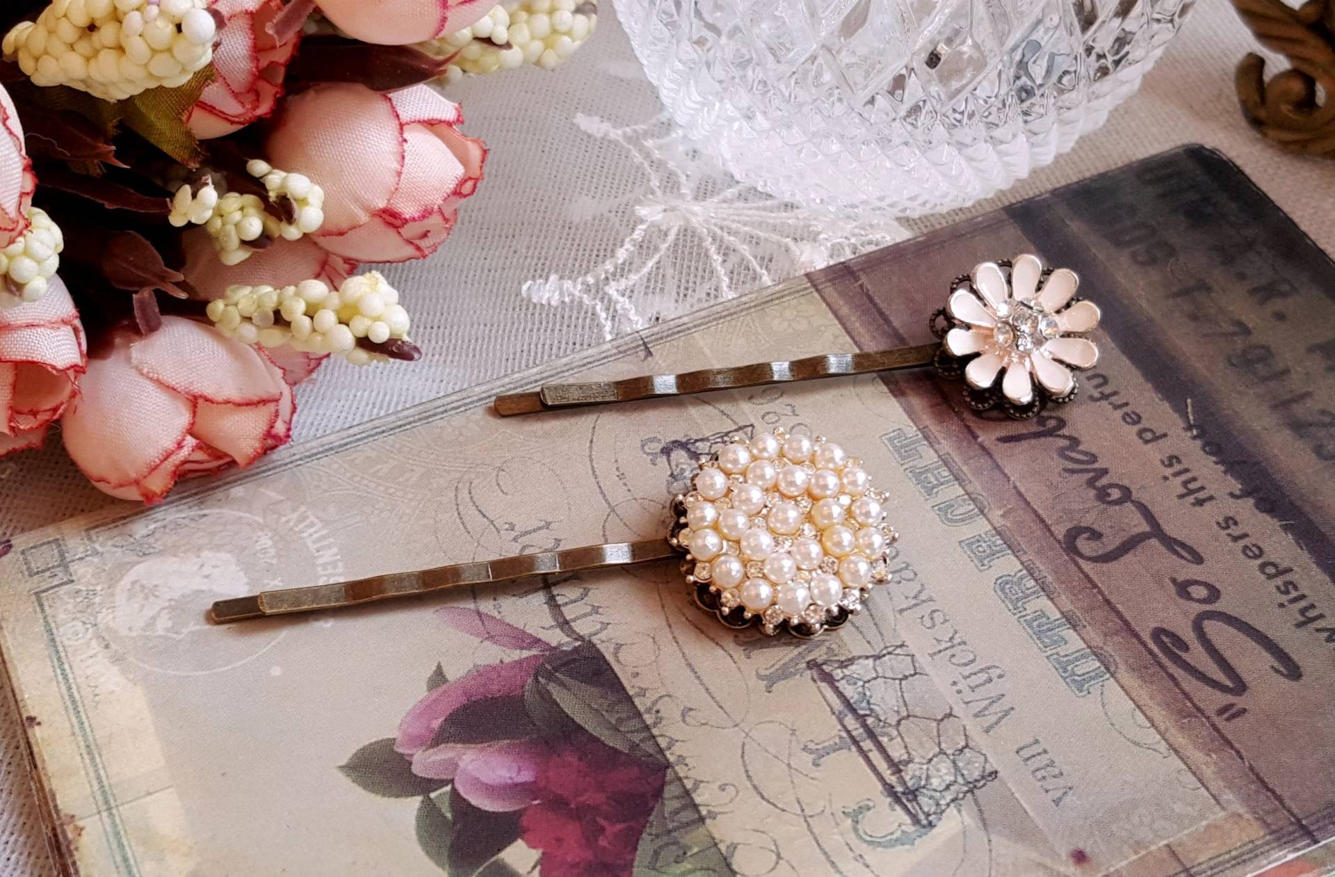 Set Von 2 Bobby Haarnadeln Strass Perle Emaille Blume Vintage Stil von FlosJewelryBox