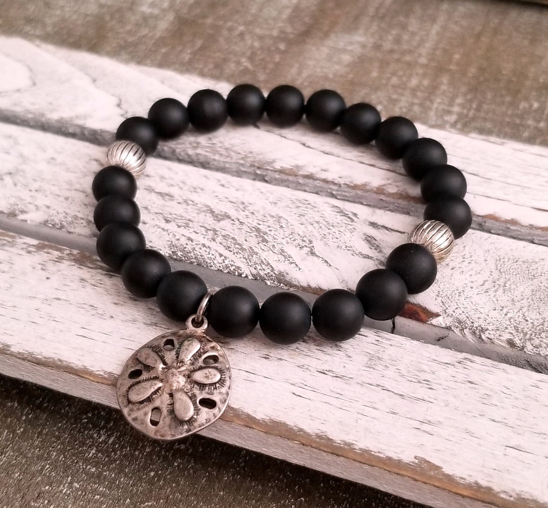 Matte Black Agate Armband Mit Antique Silver Charm Matte Black Agate Armband Mit Antique Silver Charm von FlosTreasureBox