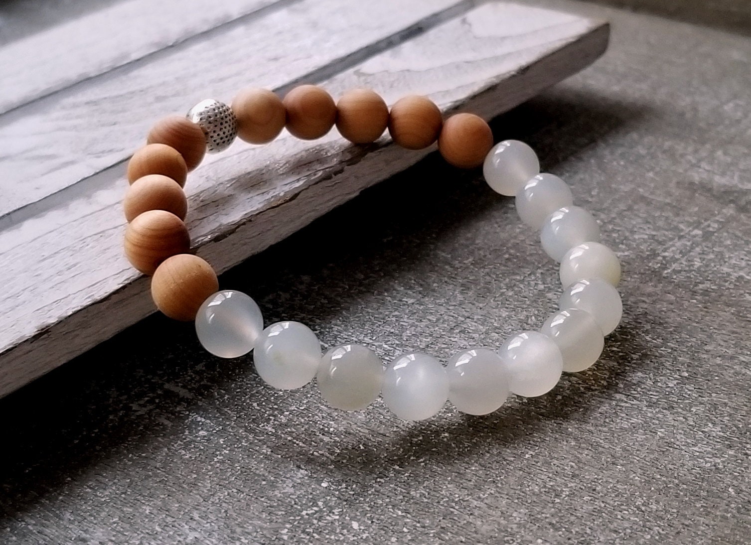 Mondstein Diffusor Armband Zedernholz, Tibetsilber, Boho Edelstein Mondstein Diffusor Armband Zedernholz, Tibetsilber, Boho Edelstein von FlosTreasureBox