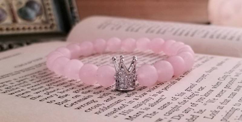 Rosenquarz-Armband Silberne Krone Mit Zirkonia-Edelstein Rosenquarz-Armband Silberne Krone Mit Zirkonia-Edelstein von FlosTreasureBox