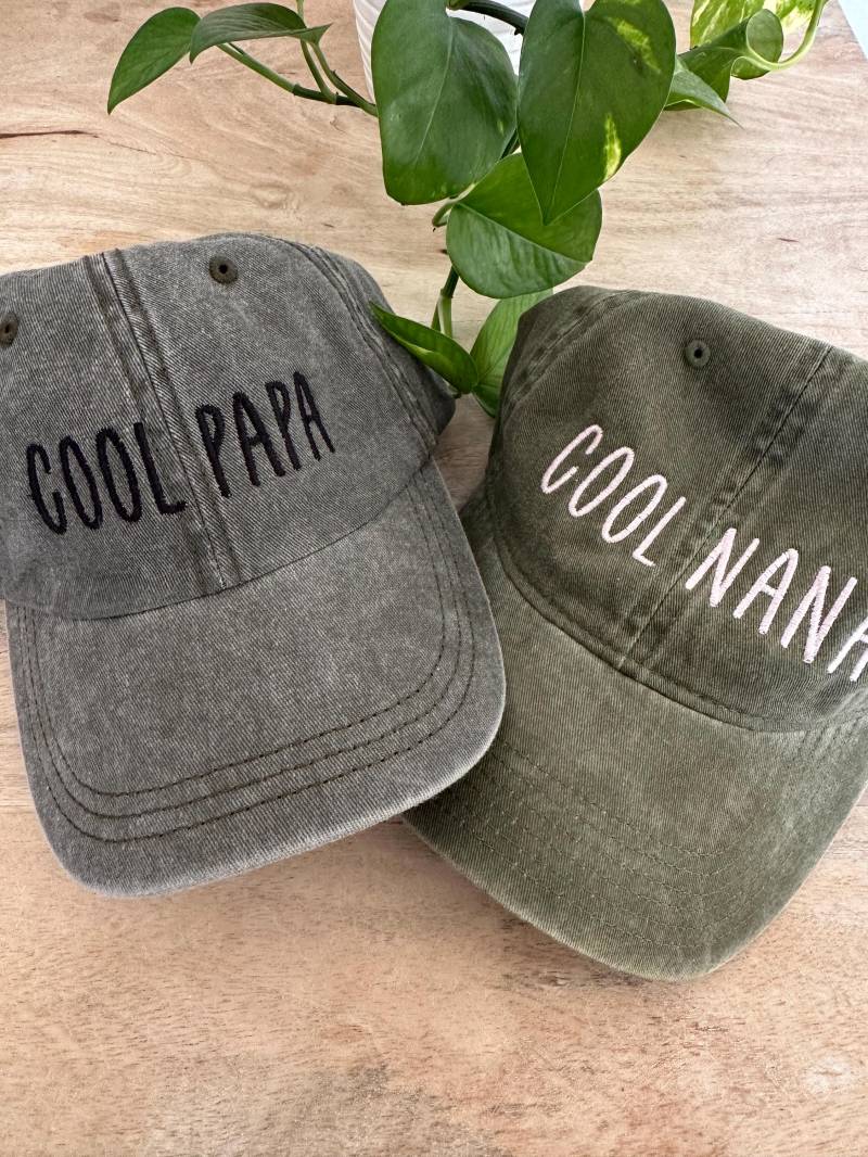 Benutzerdefinierte Pigment Gefärbte Bestickte Mütze - Personalisierter Text Dad Hut Mützenstickerei Wortlaut Distressed Unstrukturiert von Flossandfable