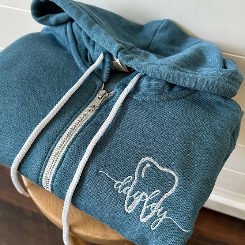 Benutzerdefinierte Zahnarzthelferin Besticktes Reißverschluss-Sweatshirt - Personalisierter Zahnpullover Süße Rda Pullover Bella Canvas von Flossandfable