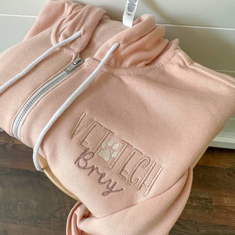 Benutzerdefiniertes Vet Tech Besticktes Reißverschluss-Sweatshirt - Personalisierter Hoodie-Pullover Benutzerdefinierter Namenspullover von Flossandfable