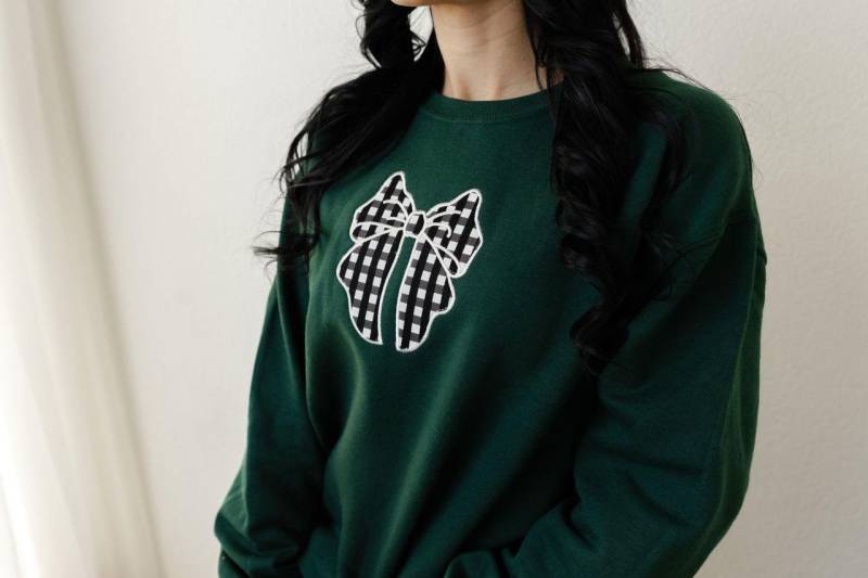 Bestickte Applikation Bogen Sweatshirt - Benutzerdefinierte Weihnachten Kokette Girly Weihnachtspullover Weihnachtsstoff Jerzees Crew von Flossandfable