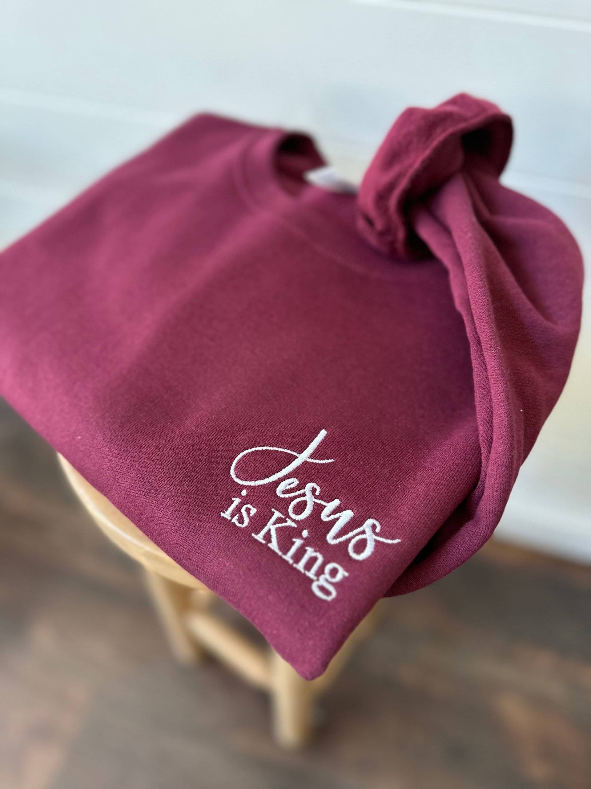Bestickter Jesus Ist König Sweatshirt - Damen Christlicher Glaube Basierte Kleidung Individuell Gestickter Rundhals-Pullover Bestickter Jesus Ist König Sweatshirt - Damen Christlicher Glaube Basierte Kleidung Individuell Gestickter Rundhals-Pullover von Flossandfable