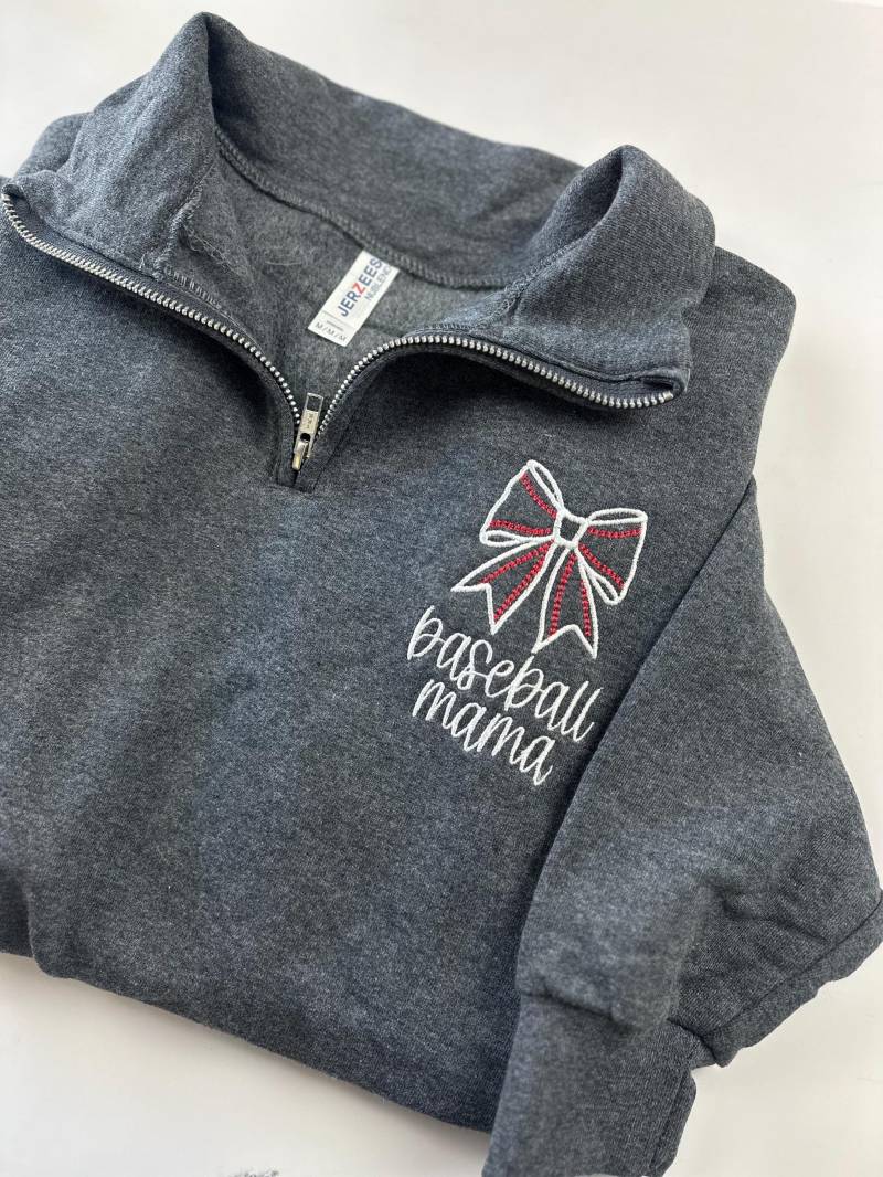 Besticktes Baseball Mama Quarter Zip Sweatshirt - Benutzerdefiniertes Sweatershirt Cheer Mom Coquette Sports von Flossandfable