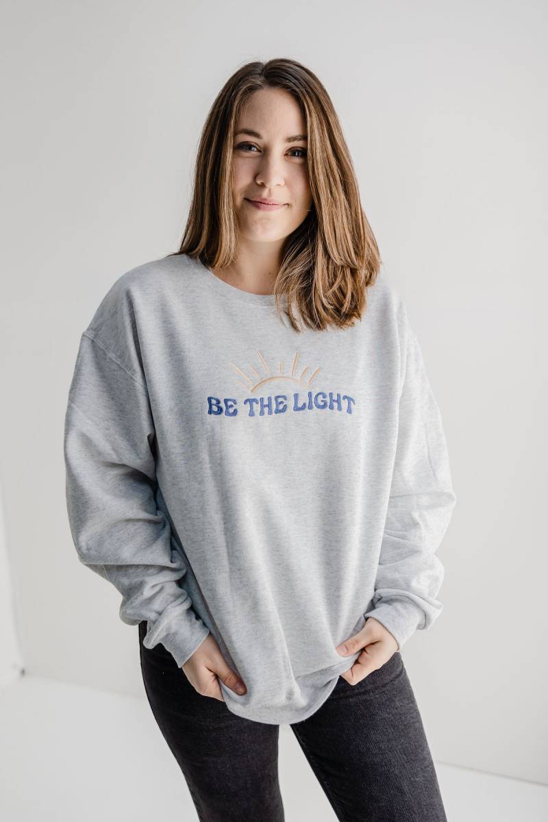 Besticktes Be The Light Sweatshirt - Christlicher Pullover Für Frauen Individuell Bestickter Rundhalspullover von Flossandfable
