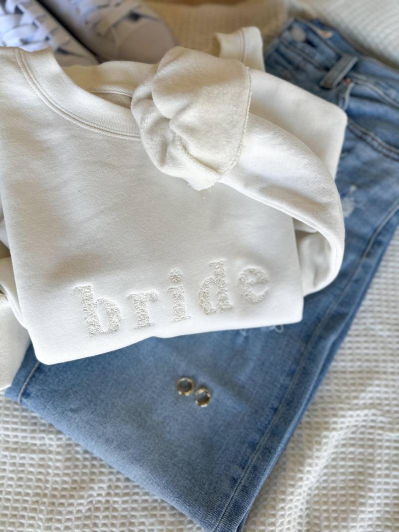 Besticktes Blumen Braut Sweatshirt - Personalisiertes Hochzeitsgeschenk Flitterwochen Pullover Ton in Unabhängiger Handel Co-Braut von Flossandfable