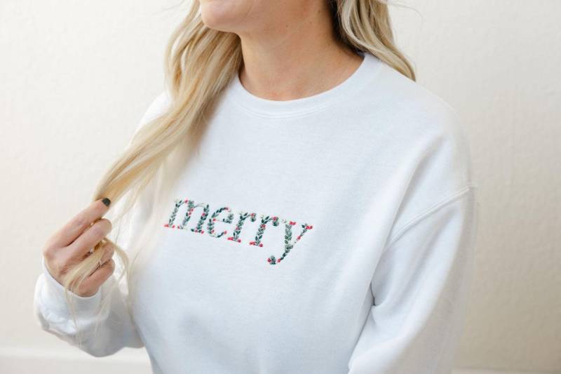 Besticktes Florales Fröhliches Rundhals-Sweatshirt - Jerzees Benutzerdefinierter Pullover Weihnachtspullover Urlaubsbekleidung Für Frauen Süßer von Flossandfable