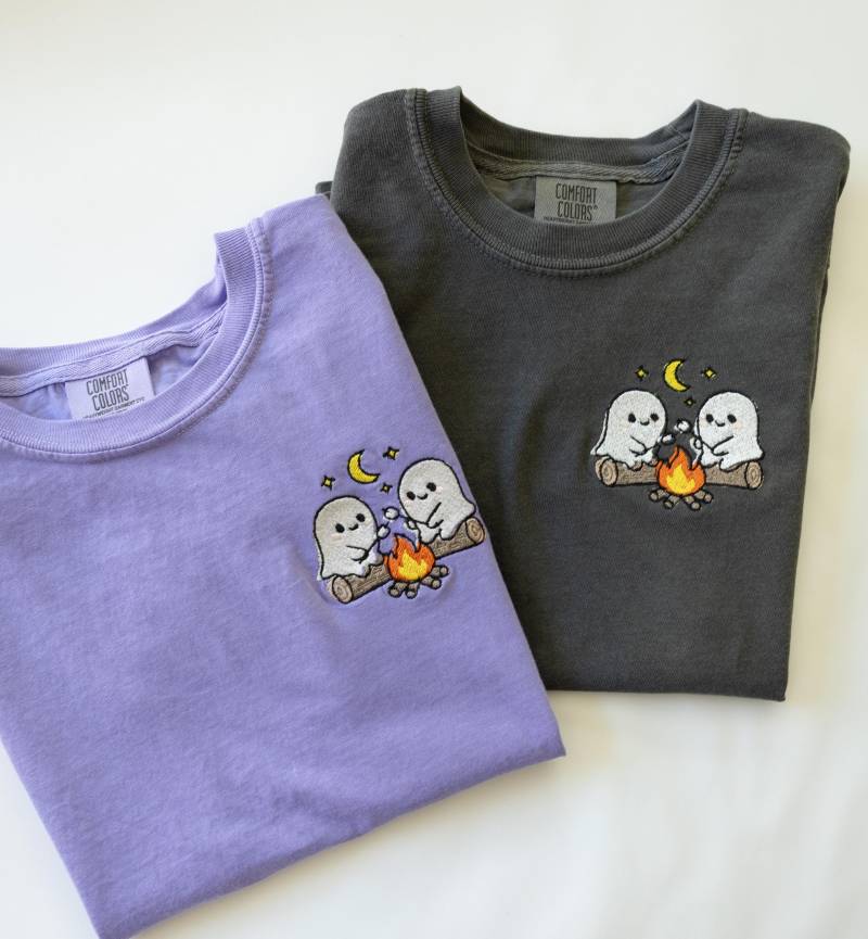 Besticktes Halloween Kids Ghost S'mores T-Shirt - Lagerfeuer Jugend Gruseliges von Flossandfable