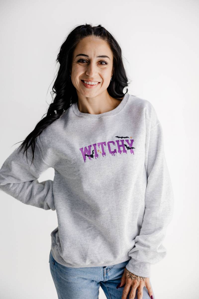 Besticktes Halloween Witchy Sweatshirt - Themed Gruseliger Pullover Süßer Mit Rundhalsausschnitt von Flossandfable
