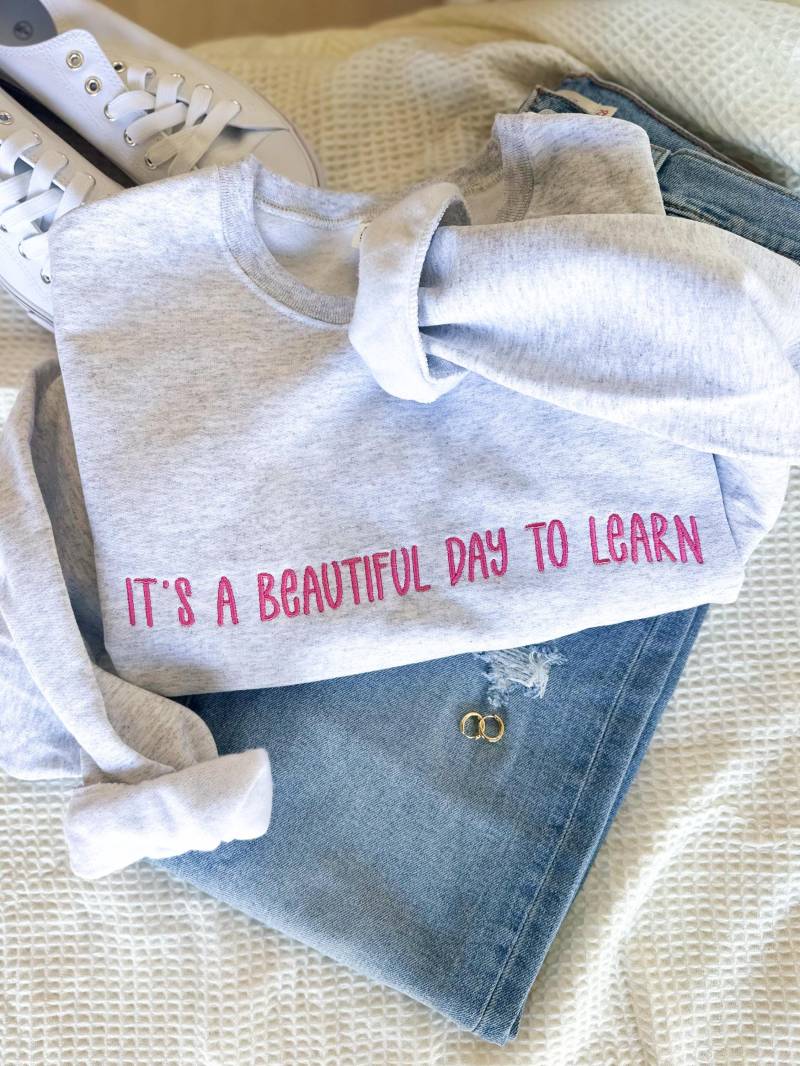 Besticktes It's A Beautiful Day Tolearn Sweatshirt Mit Rundhalsausschnitt - Benutzerdefiniertes Für Lehrer Geschenk Wertschätzung Den Jerzees von Flossandfable