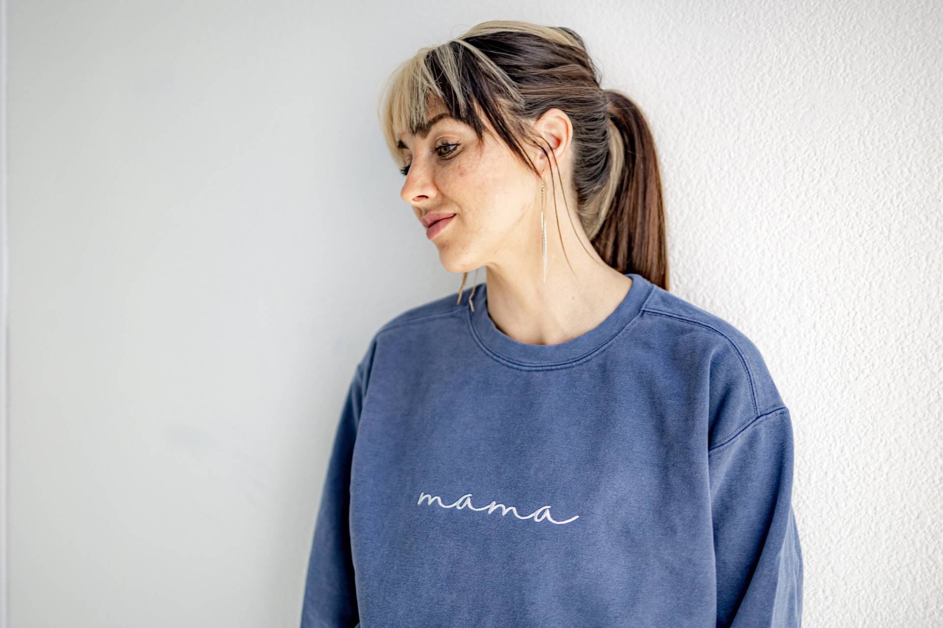 Besticktes Komfort Farben Crewneck Mama Sweatshirt - Pullover Schlichtes Minimal Personalisiertes Geschenk Geschenke Für Garment Dyed von Flossandfable