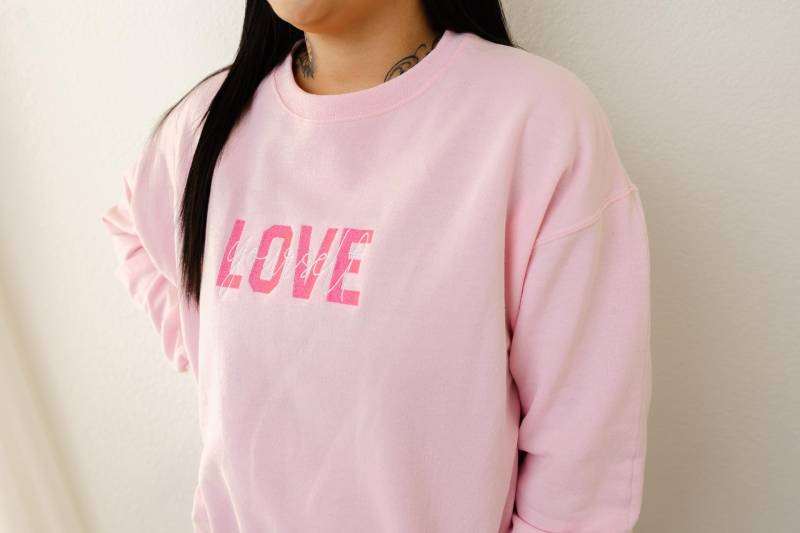 Besticktes Love Yourself Sweatshirt - Jerzees Valentinstag Selbstliebe Positives Wort Der Affirmation von Flossandfable