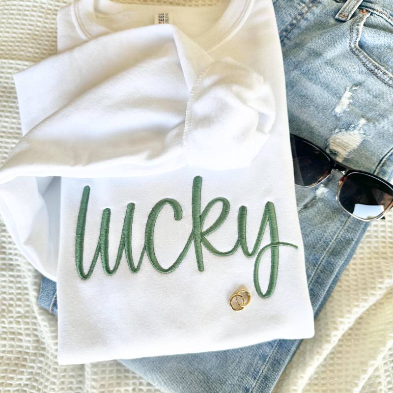 Besticktes Lucky Crewneck Sweatshirt - St Patricks Day Pullover Süßes Festliches Für Frauen Trendiger Feiertagspullover Minimal von Flossandfable