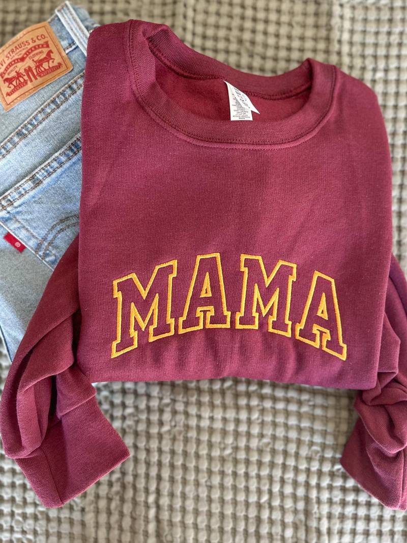 Besticktes Mama Varsity Buchstabe Sweatshirt - Kuscheliges Blockschrift Trendiger Übergroßer Rundhalspullover Nettes Geschenk Für Mütter von Flossandfable