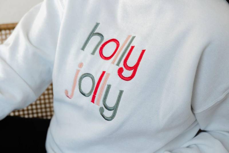 Besticktes Mehrfarbiges Holly Jolly Crewneck Weihnachten Sweatshirt - Süßer Feiertags Pullover Für Frauen von Flossandfable