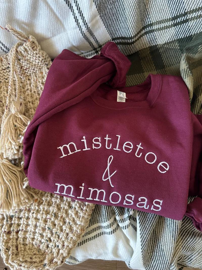 Besticktes Mistel- Und Mimosen-Sweatshirt Mit Rundhalsausschnitt - Feiertagspullover Individuell Bestickte Crew Süßer Weihnachtspullover von Flossandfable
