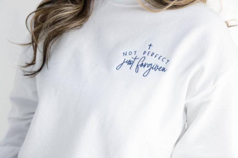 Besticktes Not Perfect Just Forgiven Sweatshirt - Christlicher Pullover Für Frauen Minimales Glaubensbasiertes Rundhals-Sweatshirt von Flossandfable