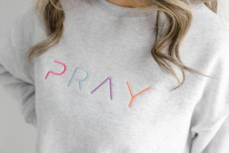 Besticktes Pray Sweatshirt - Christlicher Pullover Für Frauen Mehrfarbiges Minimal Glaubensbasiertes Bekleidung Rundhals-Sweatshirt von Flossandfable