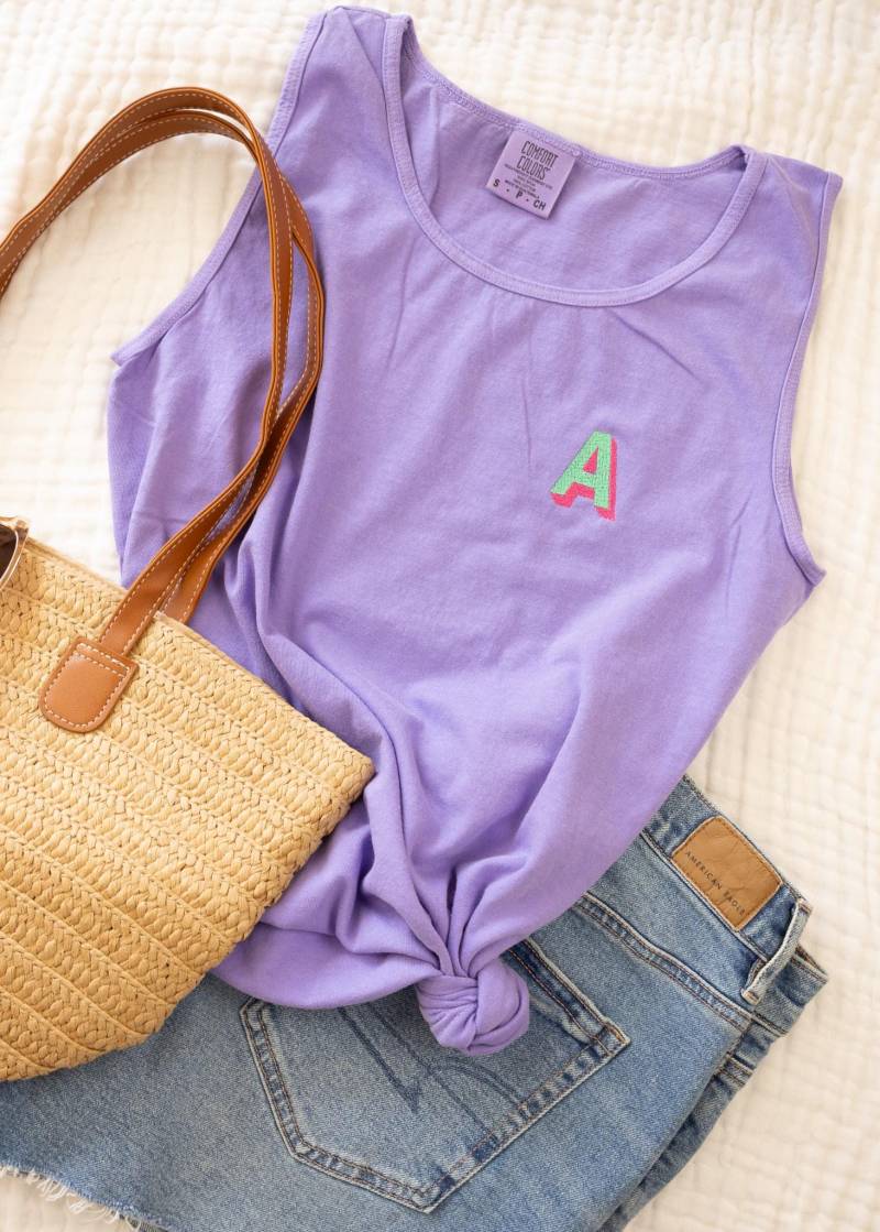 Besticktes Schatten-Monogramm-Tanktop - Komfortfarben Unisex-Tanktop Strandvertuschung Personalisiertes Anfangs-Tanktop von Flossandfable