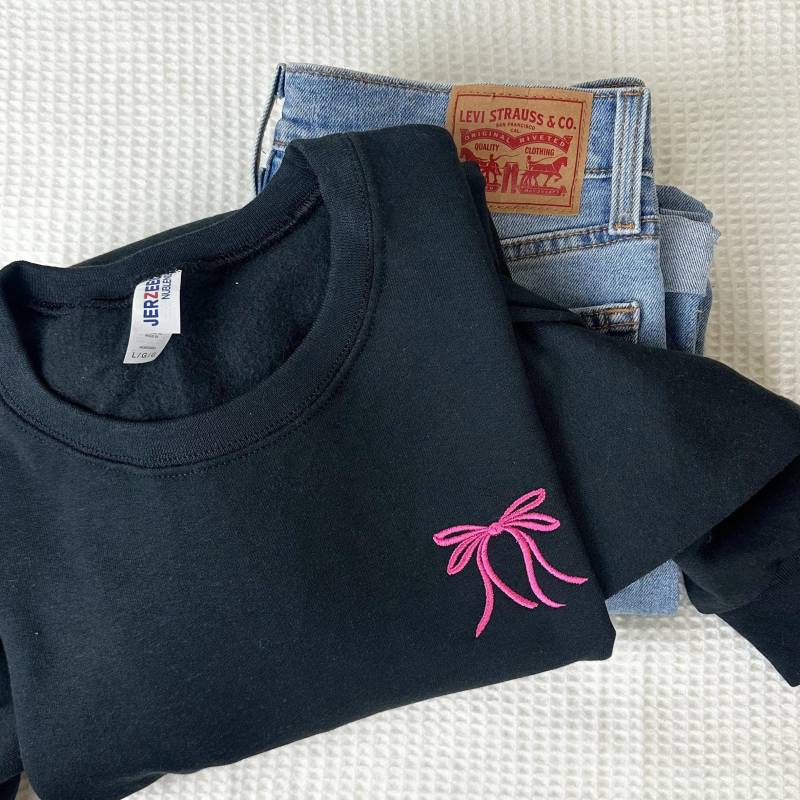 Besticktes Schleifen-Sweatshirt - Süßer Schleifen-Pullover Kokett-Pullover Mit Rundhalsausschnitt Mutter Geschenk Minimales Girly-Sweatshirt von Flossandfable