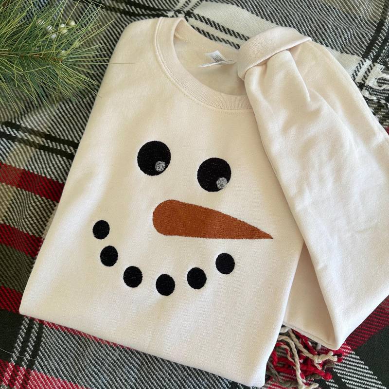 Besticktes Schneemann Sweatshirt Für Erwachsene - Feiertagspullover Frauen Süßer Weihnachtsrundhalsausschnitt Frostig Feiertags-Weihnachtspullover von Flossandfable