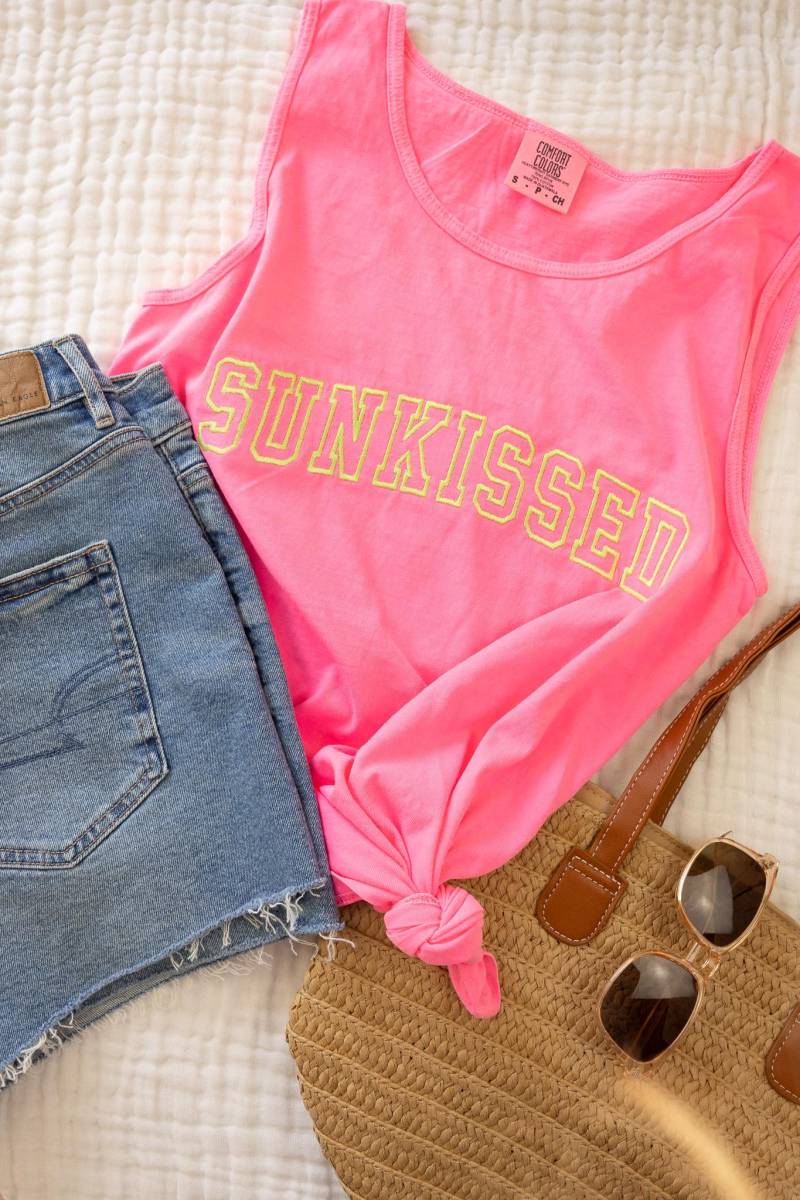 Besticktes Sunkissed Comfort Colors Tank - Unisex Strand Cover Up Neon Pink Übergroßer Vacay Shirt von Flossandfable